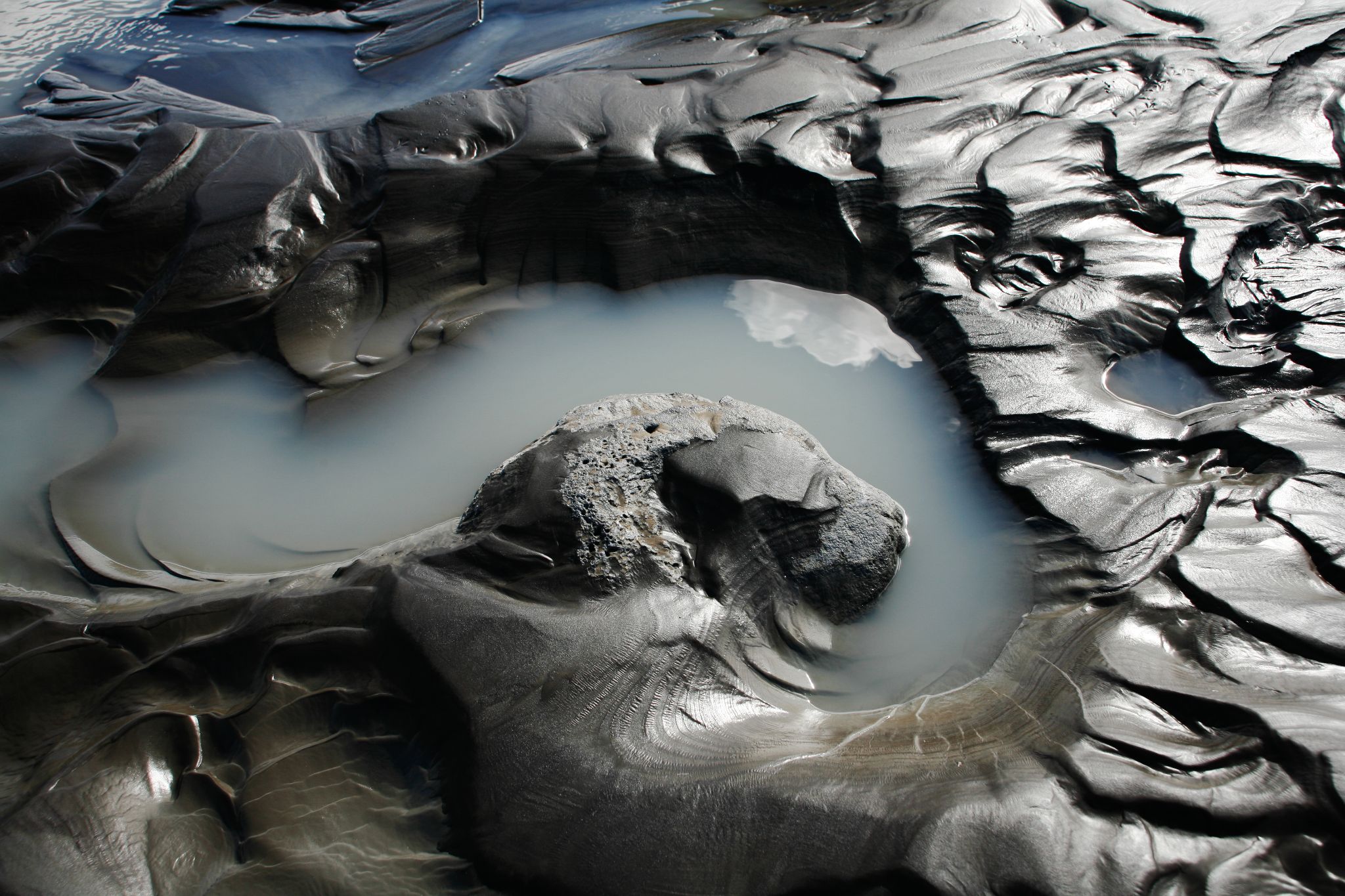 Der Fluß Jökulsa a Fjöllum (Island) transportiert sehr feinkörnige Sedimente, die in der Ablagerung am Flußufer ihre Herkuft aus Gestein kaum erkennen lassen